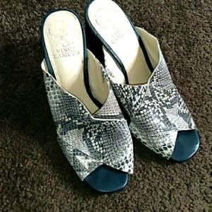 Vince camuto sz 8.5 snake skin slipon shoes.